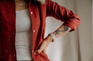 Pomalý rytmus dne, jen len a ta barva 🎀, která přitáhne pohled. Tahle lněná košile se stojáčkem je navržena pro ženy,...