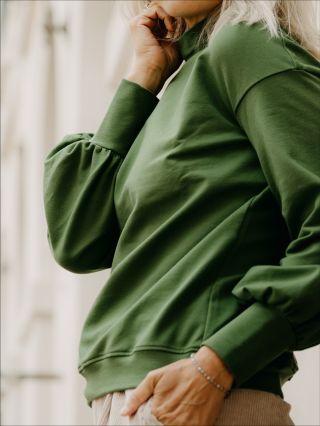 Můžeš, ale spíš musíš si vybrat barvu, ale myslím, že stejně jedna nebude stačit. Protože tato mikina je prostě jedním...