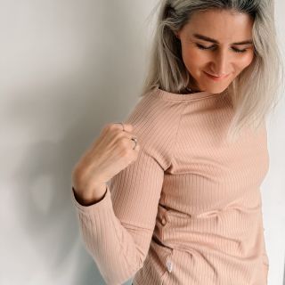 Jemně obepíná, ale neškrtí. Přizpůsobí se ti - ať jsi doma, na cestách, v práci nebo venku mezi stromy. ✔️dlouhý rukáv...