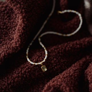 Detaily dodávají šperku eleganci starých šperkařských dílen, kde se krása tvořila pomalu a s úctou k materiálu. Je to...